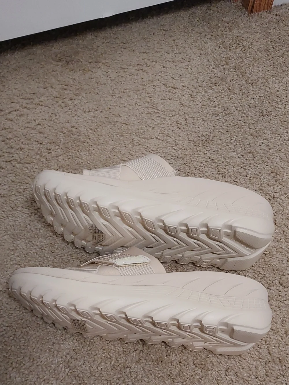 Vionic Slides In Cream( Size 8)